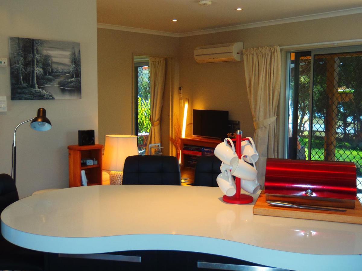 Lakefront Fantail Cottage Lake Hawea, Wanaka Εξωτερικό φωτογραφία